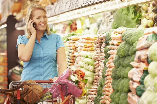 Woman Talking On Mobile Phone — Stock Photo, Image