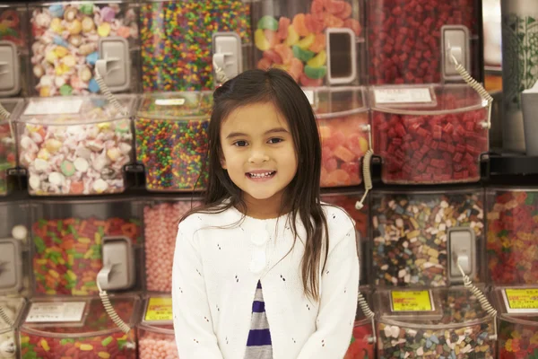 Menina no balcão de doces no supermercado — Fotografia de Stock