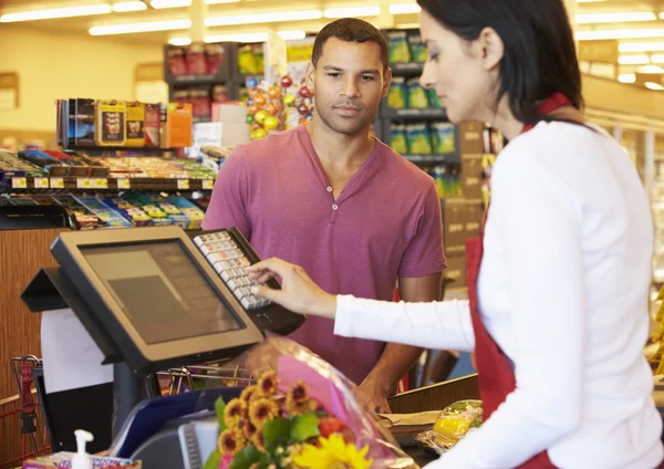 Klant betaalt voor het winkelen in de supermarkt — Stockfoto