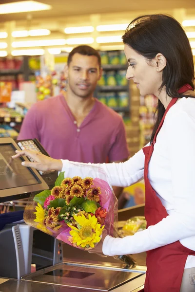 Клієнт платить за покупки в супермаркеті — стокове фото