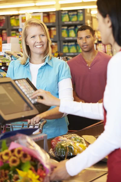 Kunden betalar för Shopping på stormarknad — Stockfoto