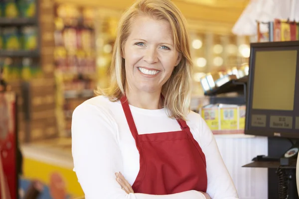 スーパー マーケットのレジで女性のレジ係 — ストック写真