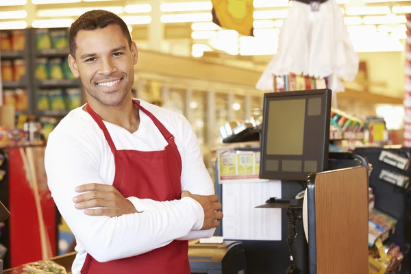 スーパー マーケットのレジで男性のレジ係 — ストック写真