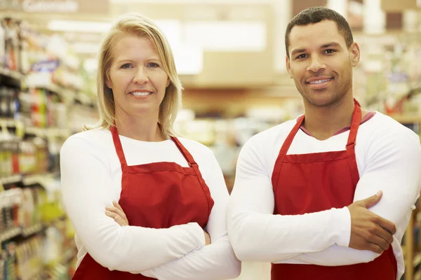 Supermarkt werknemers permanent In het gangpad van de supermarkt — Stockfoto