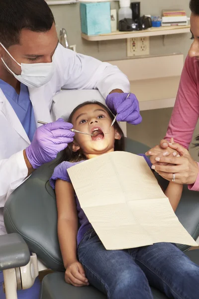 Joven chica having check up — Foto de Stock