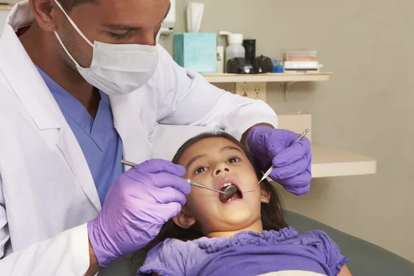 Chica joven en la cirugía del dentista — Foto de Stock