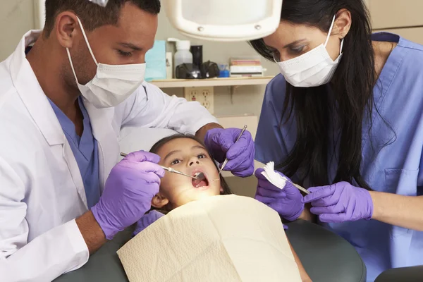 Jong meisje op van tandarts chirurgie — Stockfoto