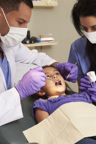 치과 의사의 수술에 어린 소녀 — 스톡 사진