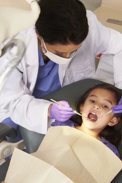 Chica joven en la cirugía del dentista — Foto de Stock