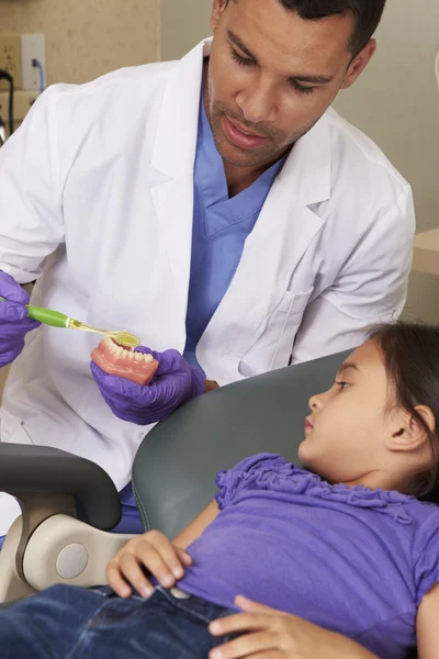 Dentista dimostrando come spazzolare i denti — Foto Stock