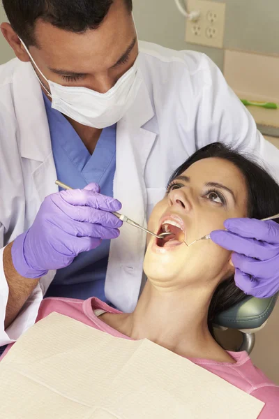 Γυναίκα σε χειρουργική επέμβαση του οδοντιάτρου — Φωτογραφία Αρχείου