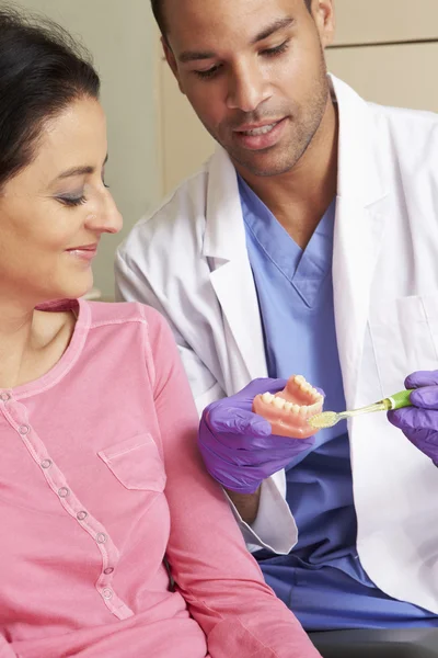 Dentista dimostrando come spazzolare i denti — Foto Stock