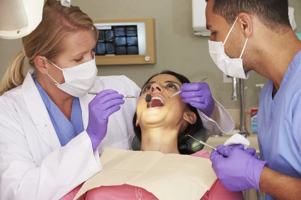 Femme au cabinet de dentiste — Photo