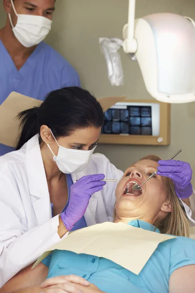 Mujer en cirugía de dentista — Foto de Stock