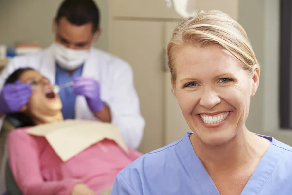 Οδοντίατρο και οδοντιατρική νοσοκόμα σε χειρουργική επέμβαση — Φωτογραφία Αρχείου