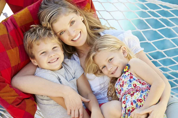 Mãe e filhos relaxando no jardim — Fotografia de Stock