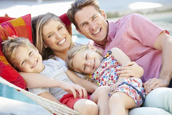 Família relaxante no jardim rede — Fotografia de Stock