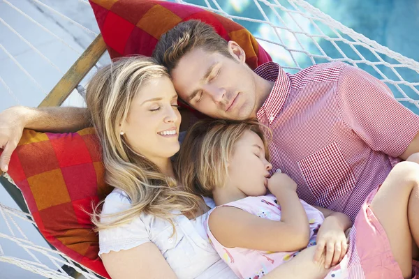 Familjen sov i hängmattan tillsammans — Stockfoto