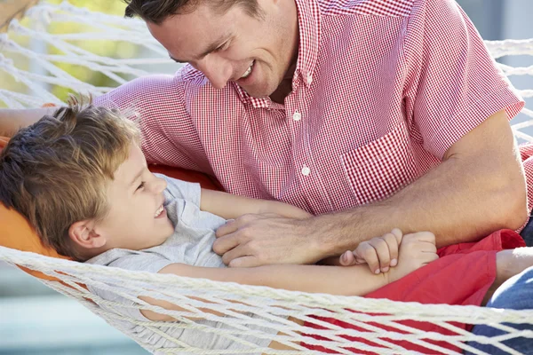 Pai e filho relaxando juntos — Fotografia de Stock