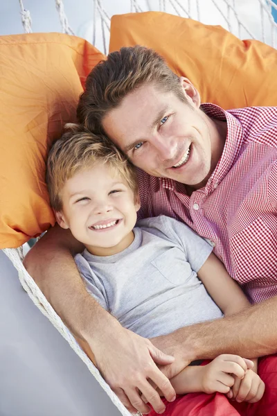 Pai e filho relaxando juntos — Fotografia de Stock