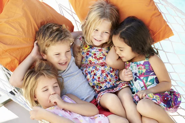 Kinder entspannen sich in Gartenhängematte — Stockfoto