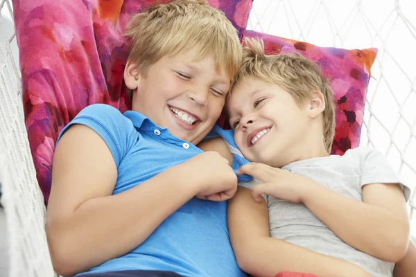 Meninos relaxando no jardim rede — Fotografia de Stock