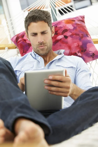 Homme relaxant avec tablette numérique — Photo