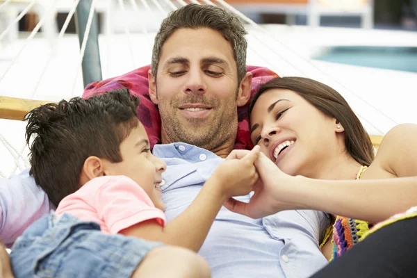 Familia que relaja en hamaca del jardín — Foto de Stock