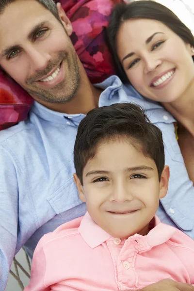 Familia que relaja en hamaca del jardín — Foto de Stock