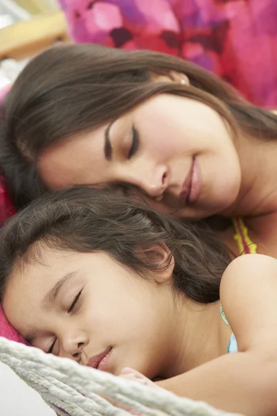 Moeder en dochter slapen In hangmat — Stockfoto