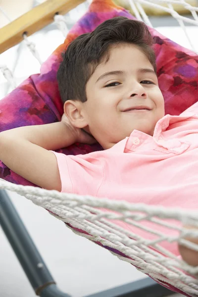 Jonge jongen ontspannen in een hangmat — Stockfoto