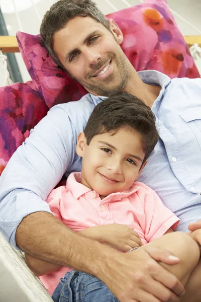 Pai e filho relaxando juntos — Fotografia de Stock