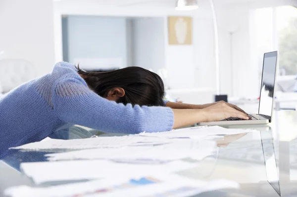 Mulher trabalhando no laptop no escritório em casa — Fotografia de Stock