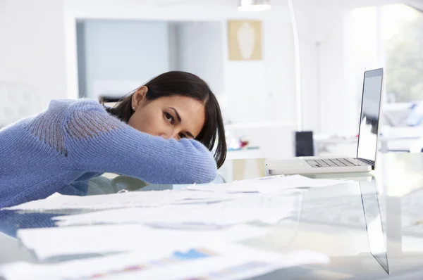 Vrouw die werkt op Laptop In thuiskantoor — Stockfoto