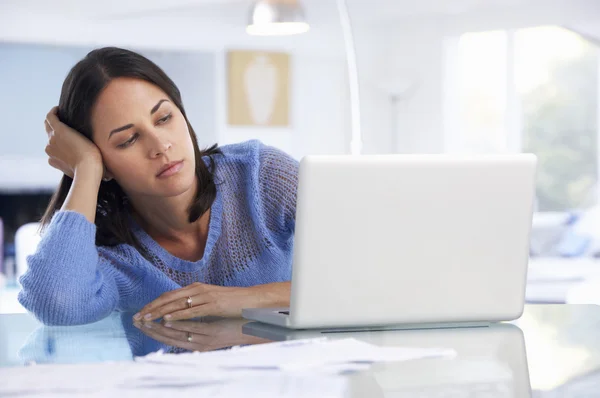 Vrouw die werkt op Laptop In thuiskantoor — Stockfoto