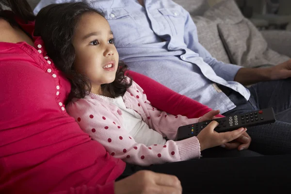 Meisje Tv kijken met ouders — Stockfoto