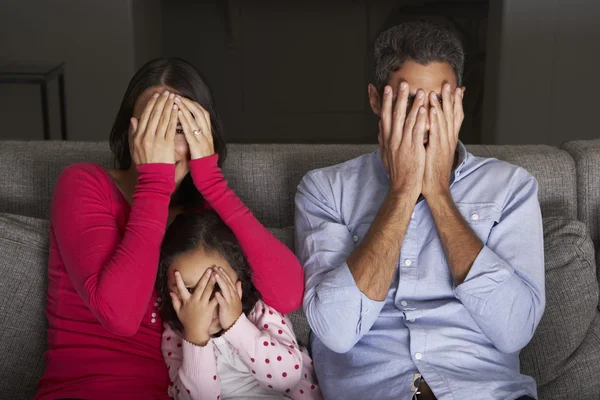 Familie sitzt auf Sofa und schaut fern — Stockfoto