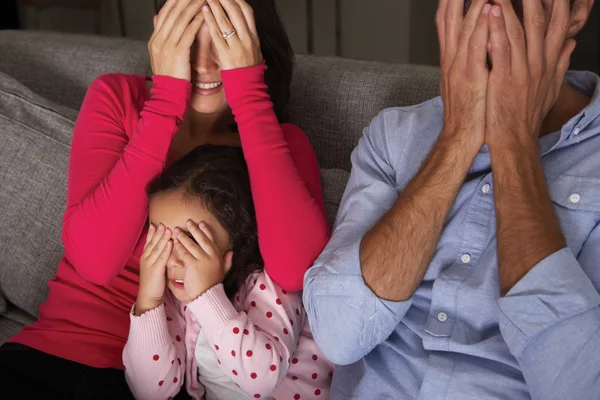 Famille assis sur le canapé et regarder la télévision — Photo