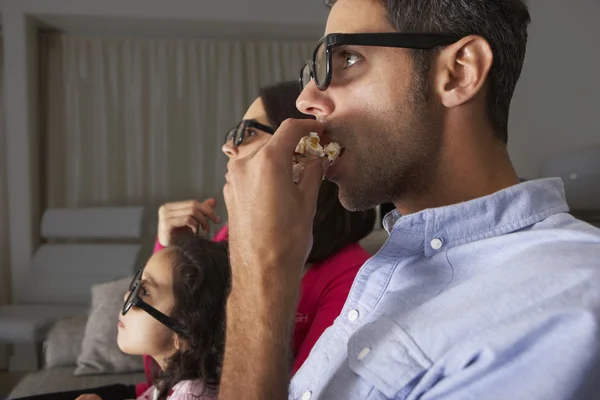 Семья смотрит телевизор в 3D-очках — стоковое фото