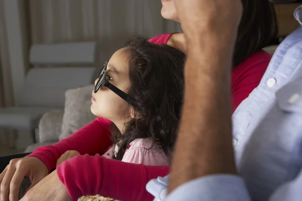 Familie kijken Tv in 3d bril — Stockfoto