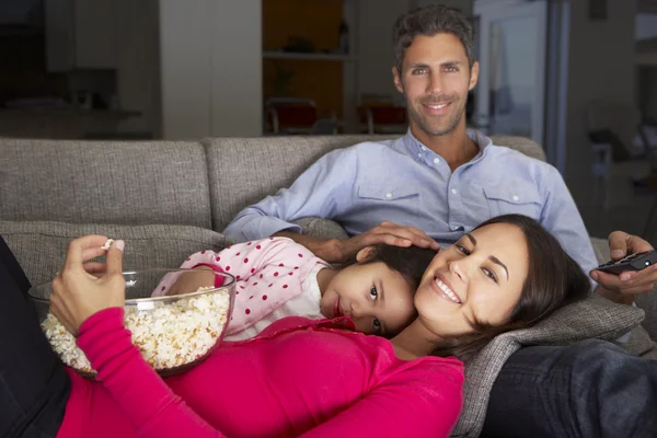 Familjen på soffan tittar på tv — Stockfoto