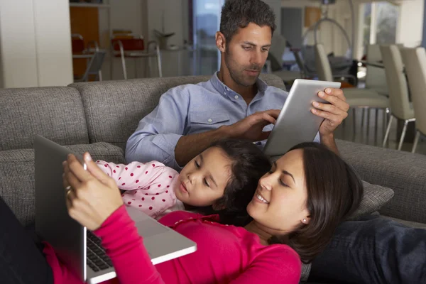 Dizüstü bilgisayar ve dijital Tablet kullanarak aile — Stok fotoğraf