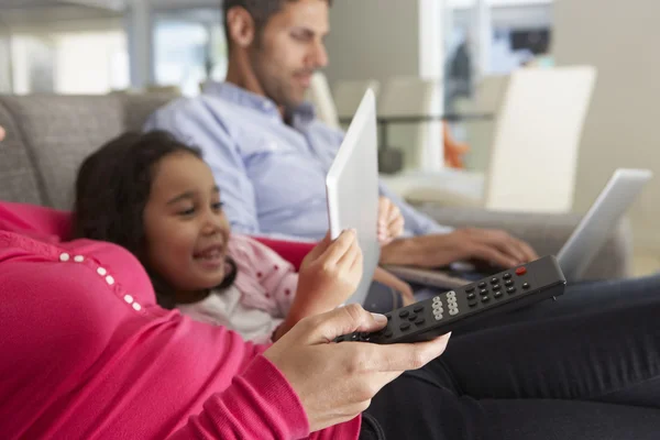 Семья с ноутбуком и цифровым планшетом — стоковое фото
