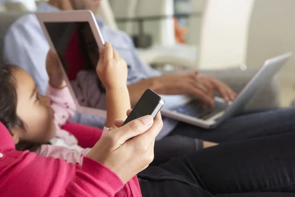 Семья со смартфоном, ноутбуком и цифровым планшетом — стоковое фото