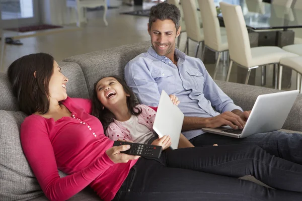 Familia con portátil y tableta digital —  Fotos de Stock