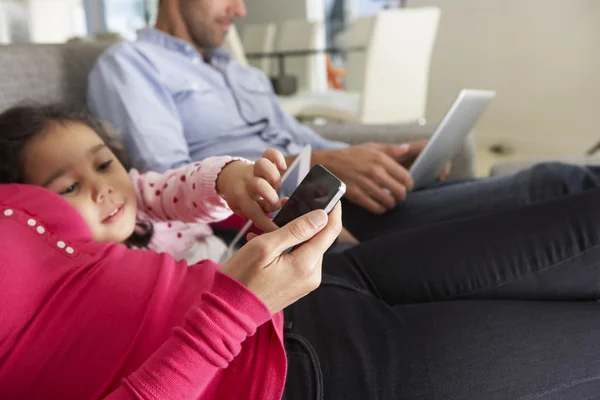 Familie met Smartphone, Laptop en digitale Tablet — Stockfoto
