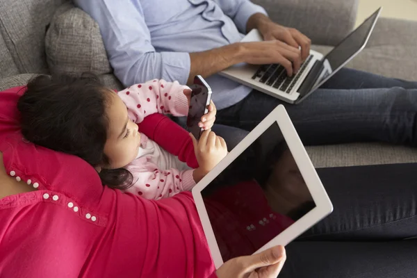 Familj med Smartphone, Laptop och digitala tablett — Stockfoto
