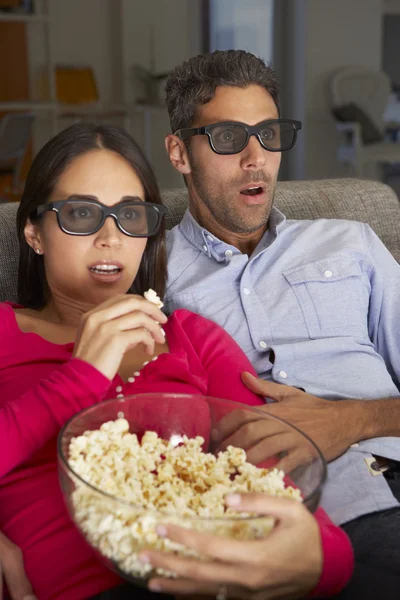 Pareja viendo televisión y comiendo palomitas de maíz — Foto de Stock