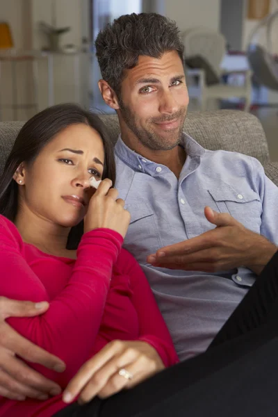 Paret tittar på sorglig film på Tv — Stockfoto