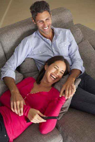 Coppia guardando la tv — Foto Stock